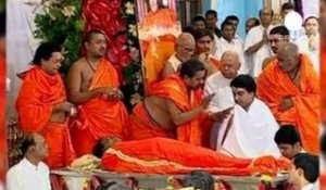 L'Inde enterre son célèbre gourou Sai Baba