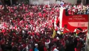 La foule boulevard de la liberté à Lille pour le passage du bus des champions