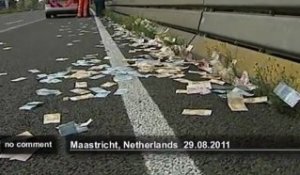Pluie de billets sur une autoroute aux Pays-bas - no comment