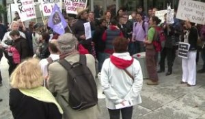 DSK accueilli à TF1 par une manifestation de féministes