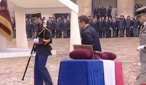 Nicolas Sarkozy décore les soldats morts