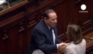 Silvio Berlusconi et Mario Monti, main dans... - no comment