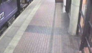 Une femme ivre tombe sous le train