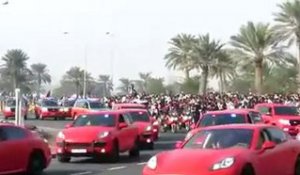 La police du Qatar défile en Porsche