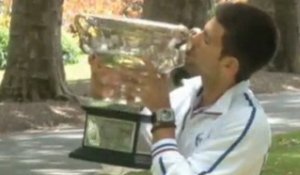 Djokovic présente son trophée