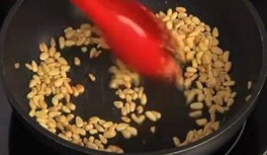 Technique de cuisine : Griller des pignons de pin