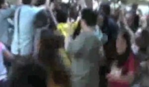 Zac Efron submergé par ses fans