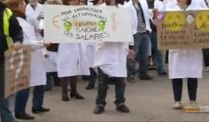 Les salariés d'Eurofins Lille manifestent contre les suppressions de postes