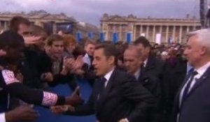 Sarkozy manque de perdre sa montre à la Concorde