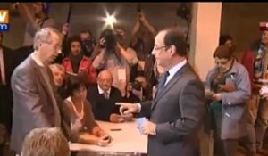 Le candidat socialiste François Hollande a voté dans son fief de Tulle