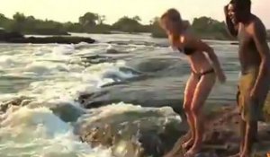 Filles défient la mort at Victoria Falls! Devil's Pool, Livingstone Island, Zambia