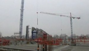 Février 2011 : des grues gigantesques sur le chantier du stade Océane