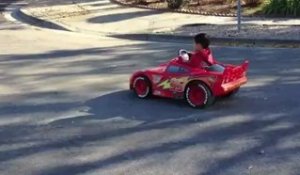 La voiture électrique Flash McQueen boostée par un papa