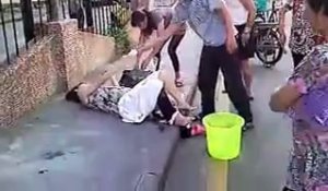 Femme accouche dans la rue en Chine (Juillet 2012)