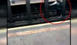 New-York : il traverse le métro pour échapper à la police