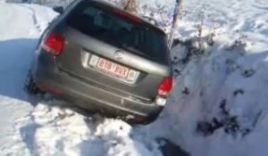 Mouscron: Dépannage d’une voiture dans un fossé en vidéo