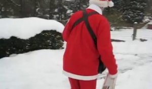 Le facteur père Noël dans la neige