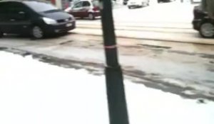 Un camion de sel bloqué rue Royale
