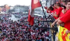 Mons: les joueurs mettent l'ambiance du balcon de l'Hôtel de Ville