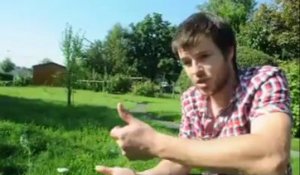 Stéphane Delogne présente l'intérêt de ne plus tondre sa pelouse