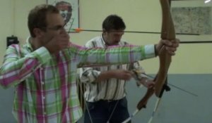 Trophée Communes Sportives: les échevins des sports s'entraînent au tir à l'arc