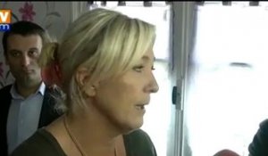 Marine Le Pen envoie des cartes postales contre le traité européen