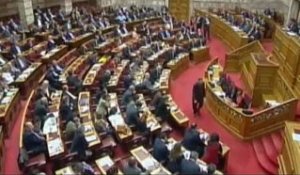 Le Parlement grec adopte le budget de rigueur 2013...