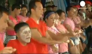 Des détenus thaïlandais dansent le... - no comment