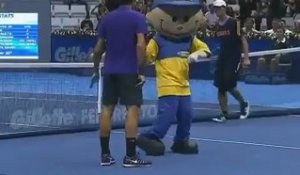 Roger Federer et Jo-Wilfried Tsonga effectuent quelques pas de danse lors d'une exhibition