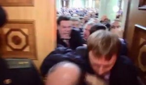 Séance inaugurale houleuse au Parlement ukrainien