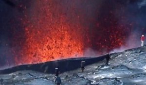 Incroyable : des Russes se prennent en photo au bord d'un volcan !