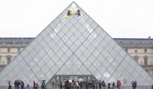 Déploiement d'une bâche  sur la pyramide du Louvre par Greenpeace France