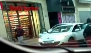 Un passant filme le braquage d'un Foot Locker à Marseille
