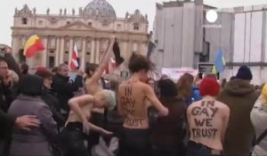 Les Femen topless devant le pape