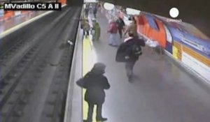 Une madrilène tombée sur les rails du métro est...