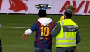 Insolite - Un fan embrasse Messi