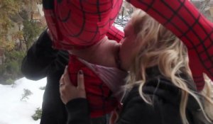 Blague du baiser à l'envers avec Spider-Man
