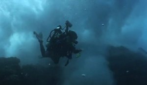 Plongeur sous marin emporté par une vague de profondeur
