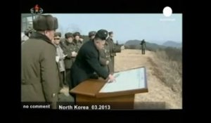 Bain de foule militaire pour Kim Jong-Un - no comment