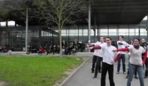 Flash mob des étudiants contre le virus du Sida