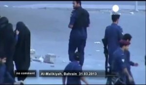 La police bahreïnie utilise des grenades... - no comment