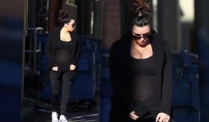 Kim Kardashian montre son ventre dans un top transparent