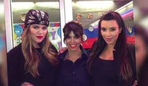 Kim Kardashian décontractée en jeans pour l'anniversaire de Kourtney