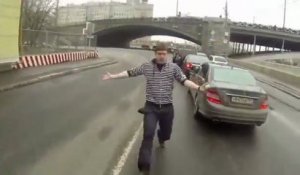 Russie : Un motard énervé sort une disqueuse
