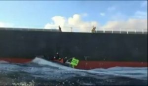 Greenpeace à l'abordage d'un cargo au large de l'Australie