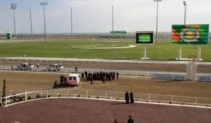 Le président turkmène chute de cheval