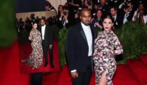 Kim Kardashian porte une tenue à fleurs au bras de Kanye West au Met Ball