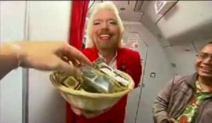 Richard Branson en hôtesse de l'air après un pari perdu