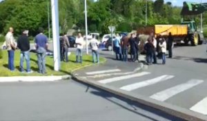 Brest. Les accès au centre commercial Carrefour bloqués par des agriculteurs