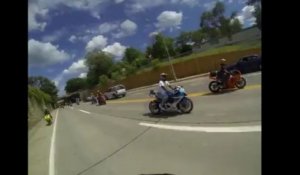 Wheelie d'un motard sur une voiture de police